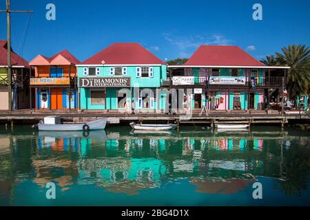 Geschäfte in St. John's Antigua barbuda karibisches Meer westindien, Kreuzfahrtterminal, Kreuzschiffe, Geschäfte in Antgiua, Wasser Front st johns antigua Stockfoto