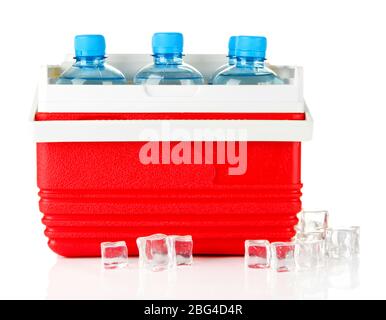 Reisekühlschrank mit Wasserflaschen und Eiswürfeln, isoliert auf weiß Stockfoto
