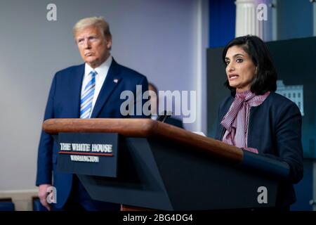 Der US-Administrator für die Zentren für Medicare und Medicaid Services Seema Verma, zusammen mit Präsident Donald Trump, beantwortet eine Frage während einer Coronavirus-Update-Briefing im Briefing Room des Weißen Hauses 19. April 2020 in Washington, DC. Stockfoto