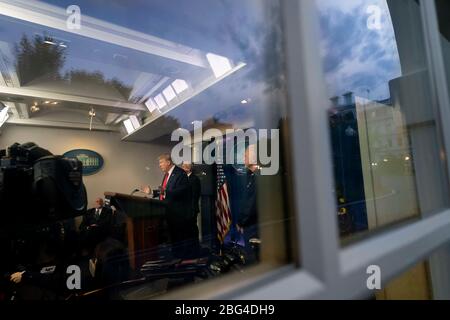 US-Präsident Donald Trump hält während einer Coronavirus-Update-Briefing im Briefing Room des Weißen Hauses 17. April 2020 in Washington, DC, Bemerkungen. Stockfoto