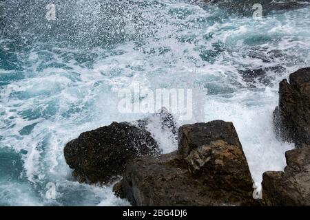 Wellen brechen gegen Felsen vor der Küste der griechischen Insel Kreta Stockfoto