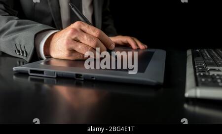 Nahaufnahme von männlichen Modedesigner skizzieren und zeichnen mit einem Stift auf Grafik-Tablet. Stockfoto