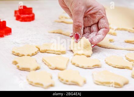 Frau backt hausgemachte Kekse in der Küche. Coronavirus Quarantäne. Hände Nahaufnahme Stockfoto