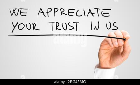 Männliche Handschrift Wir schätzen Ihr Vertrauen in uns auf dem virtuellen Bildschirm. Stockfoto