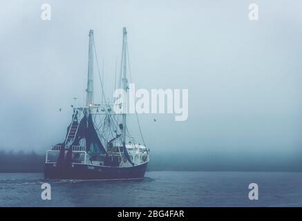 Ein Garnelenboot fährt an einem nebligen Tag nach Hause, 8. Februar 2017, in Bayou La Batre, Alabama. Stockfoto