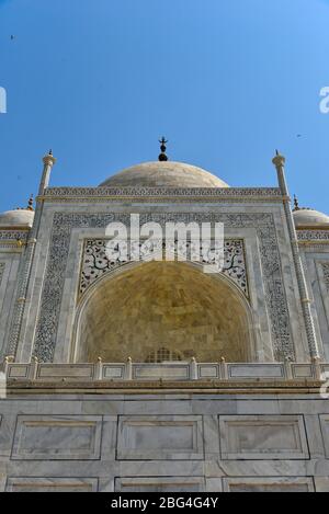 Nahaufnahme der Vorderansicht von Taj Mahal, eines der neuen sieben Wunder der Welt. Kalligraphie von arabischen Ayaat und persischen Gedichten kann gesehen werden. Stockfoto