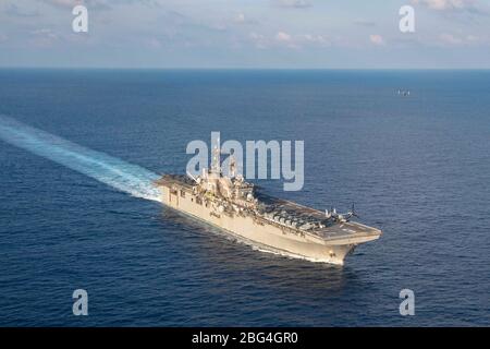 Das Flaggschiff der US-Marine Amerika-Klasse amphibischen Angriff Schiff USS America während der Routine Patrouille 20. April 2020 im Südchinesischen Meer. Stockfoto