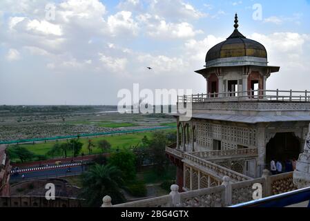 AGRA, UTTAR PRADESH, INDIEN - 17. MAI 2019: Blick auf Musamman Burj, Teil von Agra Fort, von Nordwesten am Abend. Stockfoto