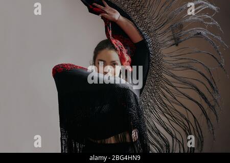 Junge Frau Tanzend Flamenco Auf Schwarz Stockfoto