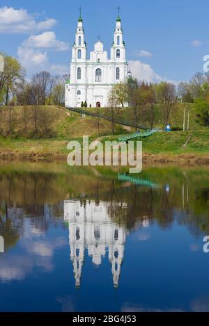 Hagia Sophia mit einer Reflexion in der westlichen Dvina an einem sonnigen Apriltag. Polotsk, Weißrussland Stockfoto