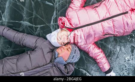 Das Paar hat Spaß beim Winterspaziergang vor dem Eis von F. Stockfoto