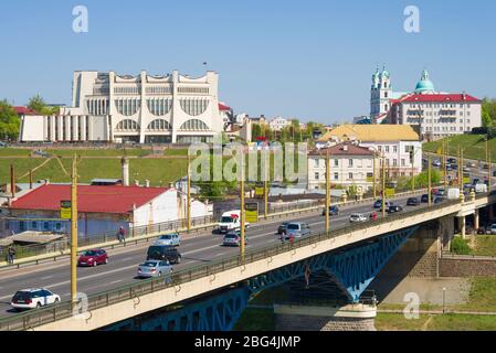 GRODNO, WEISSRUSSLAND - 30. APRIL 2019: Grodno Stadtbild mit der Alten Brücke an einem sonnigen Apriltag Stockfoto