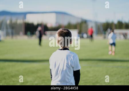 Torwart Kinder Fußballspieler in Aktion. stadion Stockfoto