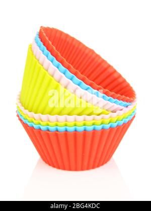 Stapel von bunten Cupcake-Fällen auf weiß isoliert Stockfoto