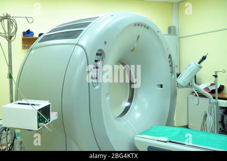 Warschau, Polen 02.07.2019 MRT - Kernspintomographie-Gerät in Krankenhaus. Medizinische Geräte und Gesundheitswesen.. Stockfoto