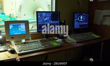Warschau, Polen, 02.07.2019 - Medizinische MRT. Kontrollraum Magnetresonanz-Imaging-Maschine. Stockfoto