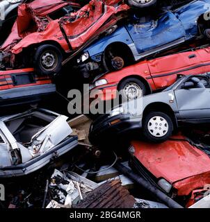 Stapel von zerstörten Autos auf einem Schrottplatz in Reykjavik / Island Stockfoto