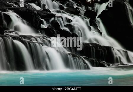 Detail des Wasserfalls Hraunfossar im Westen Islands Stockfoto