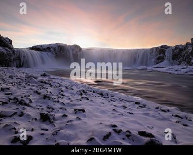 Der Wasserfall Godafoss im Norden Islands im Winter Stockfoto