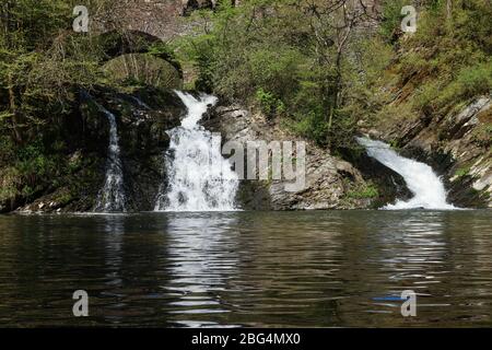 Elzbach Wasserfall auf dem Felsensteig Wanderweg an der Burg Pyrmont in Deutschland. Stockfoto