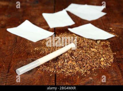 Tabak und Papier, auf Holzhintergrund Stockfoto