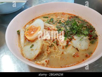 Küche und Essen, asiatische Eiernudeln mit Fischschnitt und Ei in einer Schüssel kochen. Stockfoto