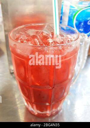 Essen und Kräuter, ein Glas traditionellen Roselle Fruchtsaft. Eines der beliebtesten Getränke in Thailand. Stockfoto