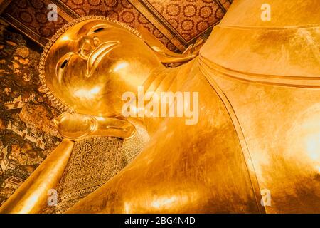 Nahaufnahme Ansicht Kopf Reclining Buddha berühmte Urlaubszeit Reise Ort in Thailand Wat Pho. Stockfoto