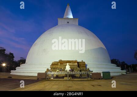 Abend im alten Mirisavetiya dagoba . Anuradhapura, Sri Lanka Stockfoto