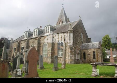 Die ehemalige Kirche von Moulin, erbaut 1873, und Friedhof. Nahe Pitlochry, Schottland. Die Kirche ist heute ein Kulturzentrum. Großbritannien, Europa. Stockfoto