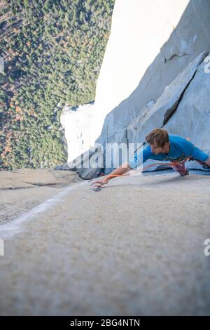 Sportler Clipping Kletterseil während Blei Klettern wechselnden Ecken Stockfoto