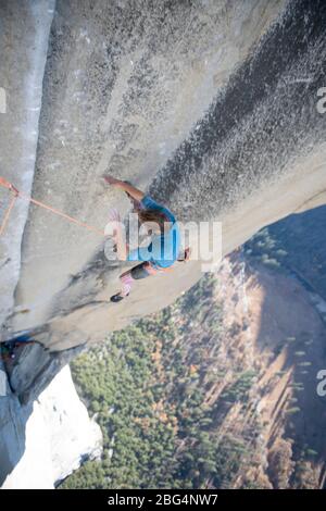 Kletterer fällt beim Bleiklettern auf der Nase, El Capitan Yosemite Stockfoto