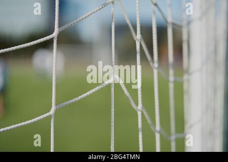 Fußball oder Fußball-Netz Hintergrund, Blick von hinter dem Tor mit Unschärfe Stockfoto