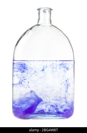 Violettes Aquarell löst sich in Wasser in der Flasche auf weißem Hintergrund isoliert Stockfoto