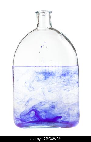 Roter Farbstoff löst sich in Wasser in der Flasche auf weißem Hintergrund isoliert Stockfoto