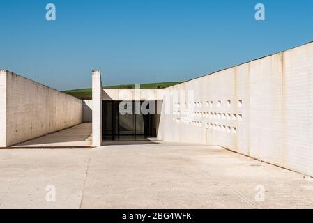 Cordoba, Spanien - 11. April 2017: Madinat Al Zahara Museum entworfen von Nieto Sobejano arquitects. Haupteingang. Stockfoto