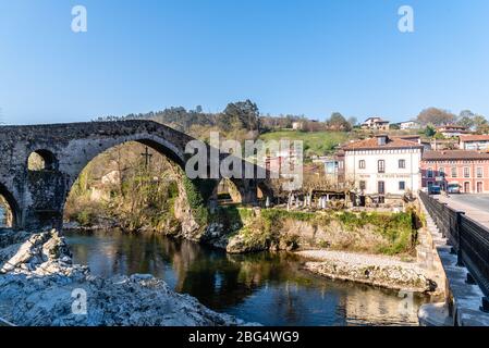 Cangas de Onis, Spanien - 31. März 2019: Brücke über Fluss Sella in Asturien Stockfoto