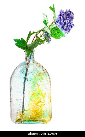 Künstliche Hortensien Blumen in handbemalten Glasflasche isoliert auf weißem Hintergrund Stockfoto