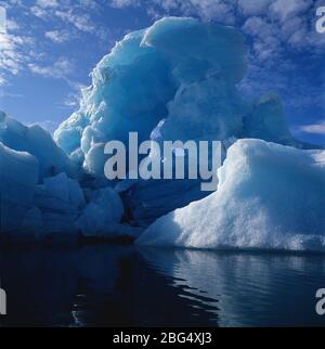 Nahaufnahme eines schwimmenden Eisbergs in einem Fjord im östlichen Grönland Stockfoto