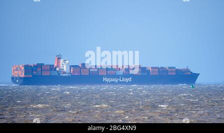 Sheerness, Kent, Großbritannien. April 2020. Containerschiff Palena, die heute Nachmittag die Themse verlässt. Die Hafenbehörde von London hat berichtet, dass es letzte Woche 393 kommerzielle Schiffsbewegungen auf der Themse gab, von denen 222 pilotiert wurden, um wichtige Importe und Exporte am Fluss zu halten. Quelle: James Bell/Alamy Live News Stockfoto