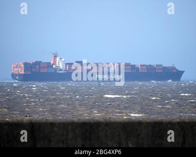 Sheerness, Kent, Großbritannien. April 2020. Containerschiff Palena, die heute Nachmittag die Themse verlässt. Die Hafenbehörde von London hat berichtet, dass es letzte Woche 393 kommerzielle Schiffsbewegungen auf der Themse gab, von denen 222 pilotiert wurden, um wichtige Importe und Exporte am Fluss zu halten. Quelle: James Bell/Alamy Live News Stockfoto