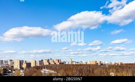 Blauer Himmel mit weißen Cumulus Wolken über der Straße und Park am sonnigen Marsch Tag Stockfoto