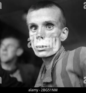 Dokumentation zum Zweiten Weltkrieg. Gefangener des KZ Dachau kurz nach seiner Befreiung durch die US-Streitkräfte im April 1945. Stockfoto