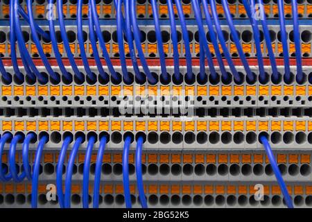 Anschlussblock. Industrielles Leistungsgehäuse, Nahaufnahme. Stockfoto