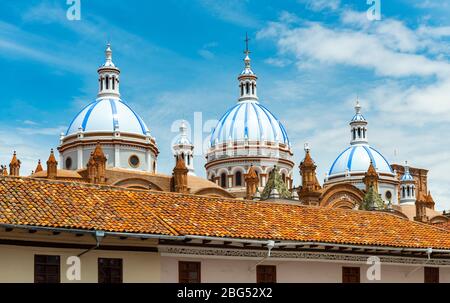 Kuppeln der neuen Kathedrale mit Mosaikfliesen in Cuenca an einem Sommertag, Provinz Azuay, Ecuador. Stockfoto