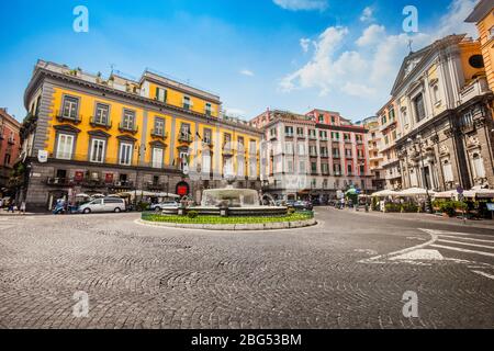 Neapel, Italien. 09. August 2015: Platz und Stadtleben im historischen Zentrum von Neapel in Italien. Piazza Trieste e Trento mit dem historischen Carciofo Fou Stockfoto