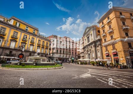 Neapel, Italien. 09. August 2015: Platz und Stadtleben im historischen Zentrum von Neapel in Italien. Piazza Trieste e Trento mit dem historischen Carciofo Fou Stockfoto