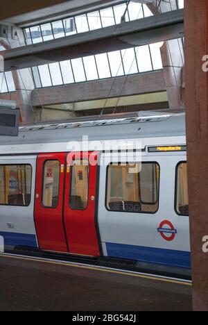 1930er Architektur Londoner U-Bahn-Station Uxbridge, High Street, Uxbridge, UB8 1JZ von Charles Holden Stockfoto