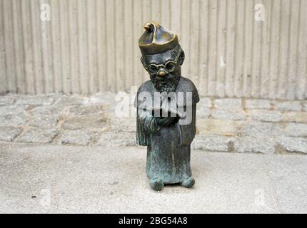 Breslau, Polen 06-24-2013 kleine Professor-Zwergskulptur vor der Universität Stockfoto