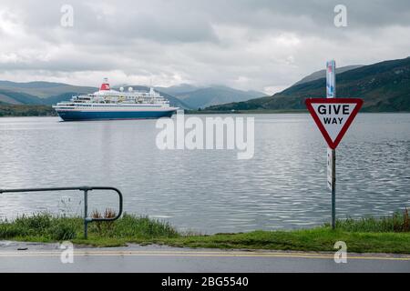 Das Schiff MS Black Watch von Fred Olsen Cruise Lines hat in Loch Broom, Ullapool, Schottland, vor Anker gelegt. Stockfoto